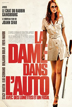 La dame dans l'auto avec des lunettes et un fusil Imagen de La dame dans l'auto avec des lunettes et un fusil