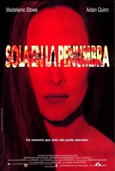 Sola en la penumbra Imagen de Sola en la penumbra